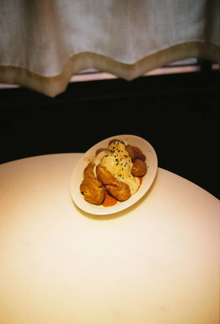 Croquetes servides en un plat sobre una taula rodona